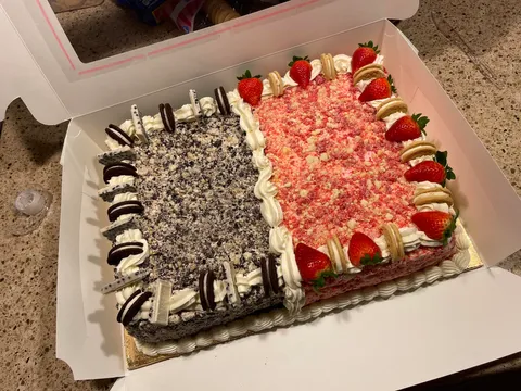 [Homemade] my best selling Strawberry Oreo sheet cake