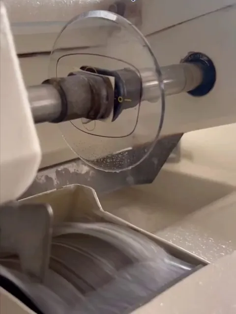 Edging a polycarbonate progressive lens