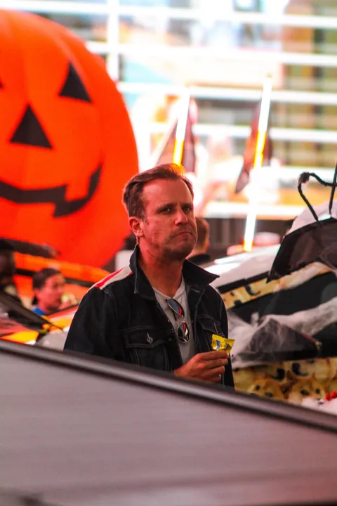 The Tesla Diner in Hollywood threw a Halloween party tonight… so the protesters outside did too [OC]