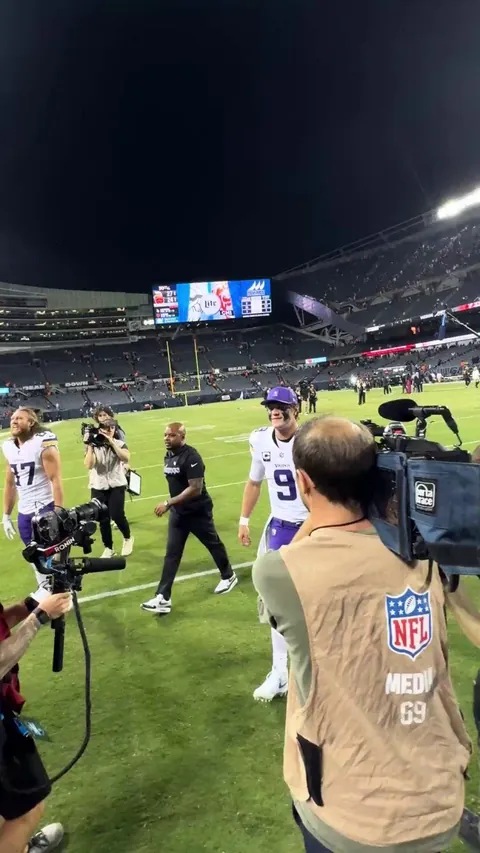 [Highlight] J.J. McCarthy celebrates with Vikings fans postgame at Soldier Field