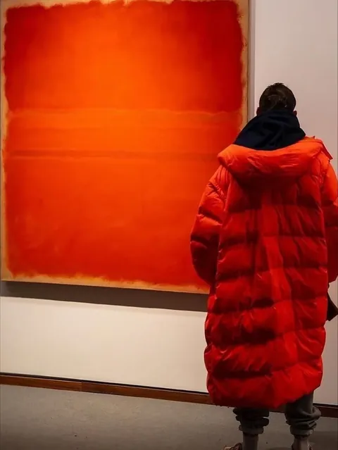 Photographer captures museum visitors who match the artwork on display.