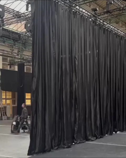 Stage curtain retracting