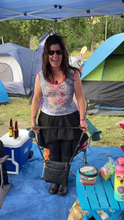 Dance floor hack: how to turn your purse into a backpack ;)