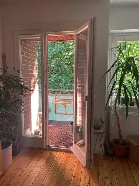 Posted in male living space and was told to post here :)