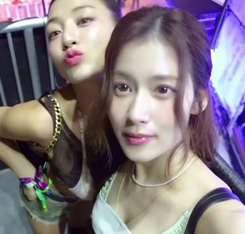 Sana and Jihyo - TWICE