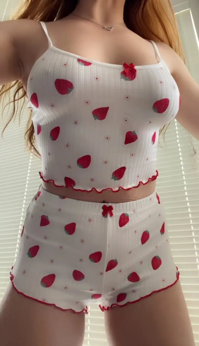 It would be so nice to have a man to strip for when he gets off work every day 