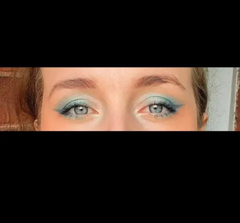 My friend gifted me these two BEAUTIFUL pallettes when she heard I wanted to get into makeup and I'm having so much fun!!