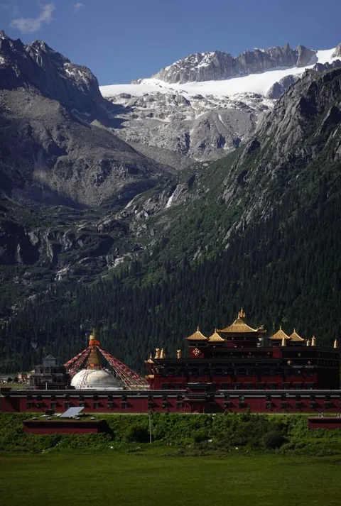 Visited a Tibetan monastery located in a secluded Sichuan valley