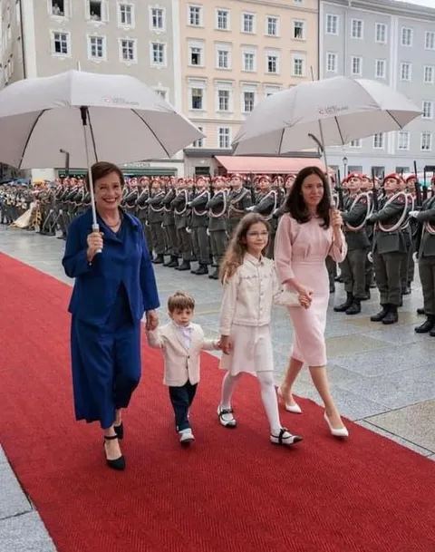 First ladies of Austria and Romania and the Romanian presidential couple children in Salzburg