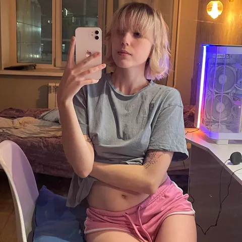 thats how the length of my hair has changed over the past year! It's very difficult to stop cutting it 