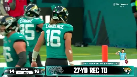 [Highlight] Trevor Lawrence does an eagle celebration in front of Eagles fans after taking the lead