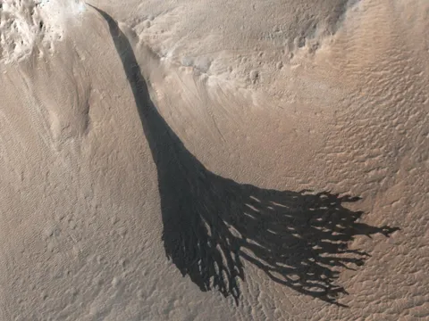 Slope streaks fanning out on Mars.