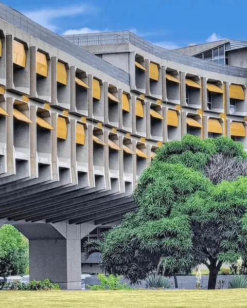 Administrative complex, Bahia, Brazil. Architect João Filgueiras Lima, 1975.