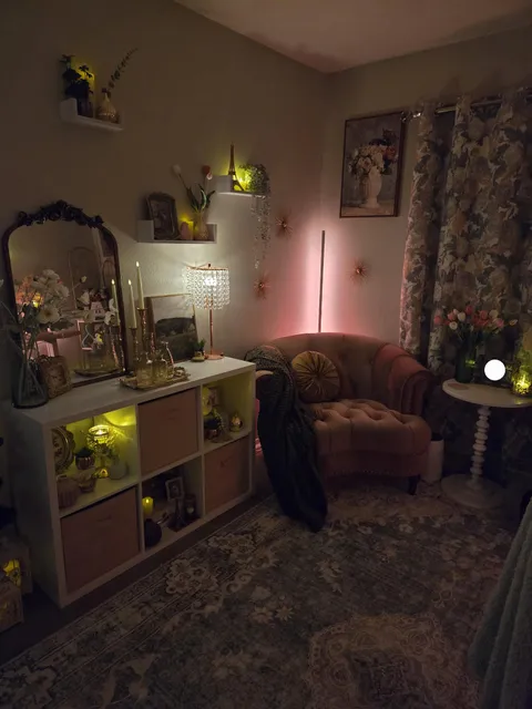 My cozy ready area in my office at night 😍