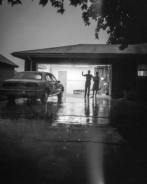 A WOMAN SPENT 27 YEARS PHOTOGRAPHING HER PARENTS WAVING HER GOODBYE 