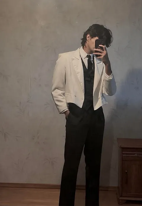 Is this a women’s blazer or a cropped one?