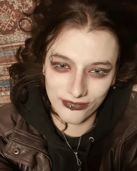 3rd time I did a full goth makeup and I'm slowly beginning to understand eyeshadow
