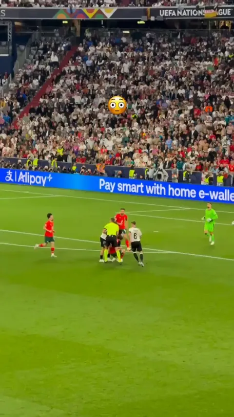 Alternate angle of Portugal/Germany spicy nudge fest, Bruno/Füllkrug altercation