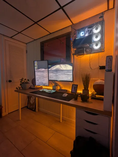 Finally made the trip to IKEA for a new desk.