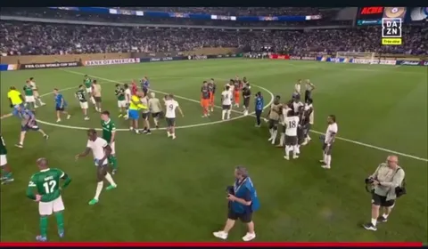 Cole Palmer tries to speak English with Estevao, realizes he can’t understand him, asks Essugo to translate for him