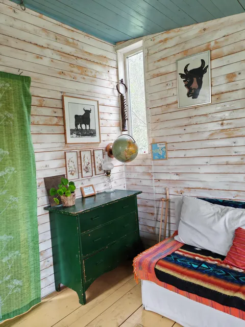 a simple yet very cozy cabin I stayed in Brännö (Sweden 🇸🇪)