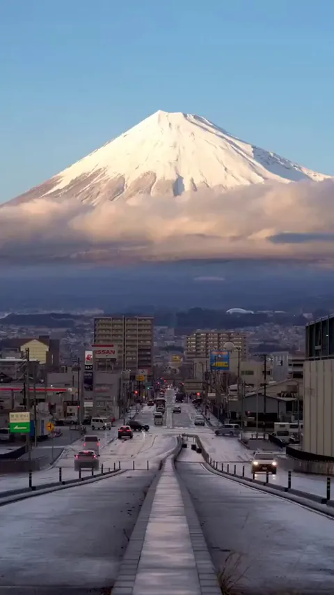 The road to Mount Fuji