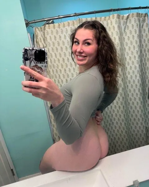 Born in 1999, 1 kid... Would you still fuck this ass? ➡️💙