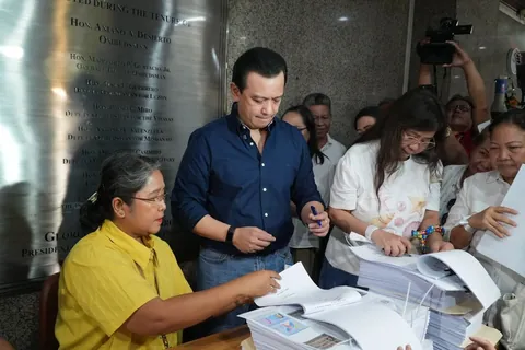 Trillanes files Plunder Charges against VP Sara at the Ombudsman