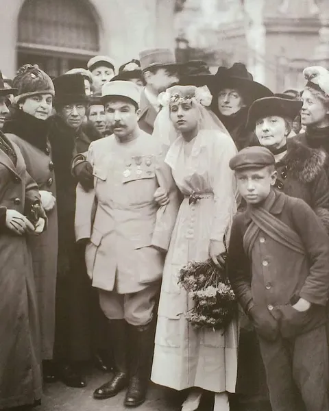 French soldier Georges Roy, who lost his eyes and arms in the war, marries Marguerite Lavenue in Paris. Both were from the same village in Normandy but barely knew each other. She heard of his predicament after he was injured, and offered to marry him in 1917.