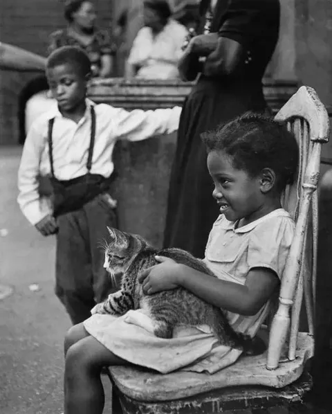 Little girl and her kitty, Harlem, NY, 1949.