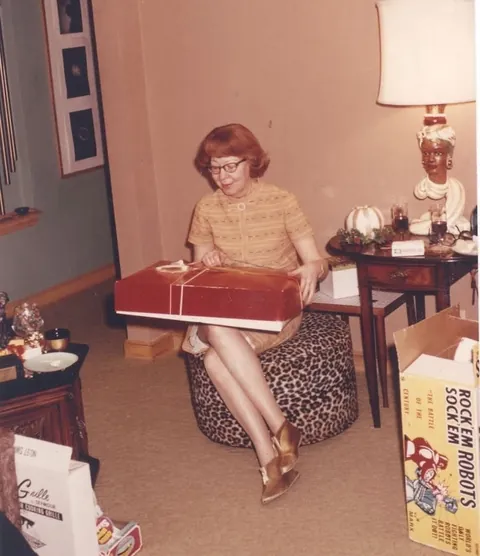 Lots to Unpack –Detailed &amp; Mysterious Vintage Images, 1910-1977