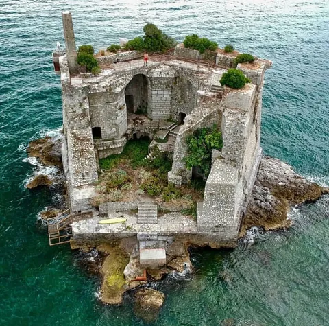 Torre Scola, Italy [1080 x 1068]
