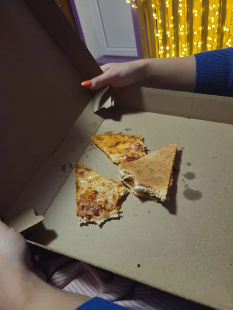 My girlfriend eats only pizza crust!