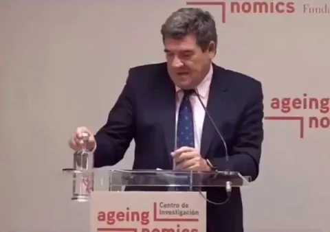 Spain's minister accidentally poured water into a cup holder instead of a glass, and couldn't stop laughing about it 😂