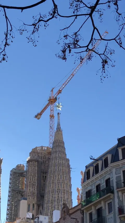 Was on my morning coffee run in Barcelona, and stumbled upon Sagrada Familia getting its first crown. 👑🌟