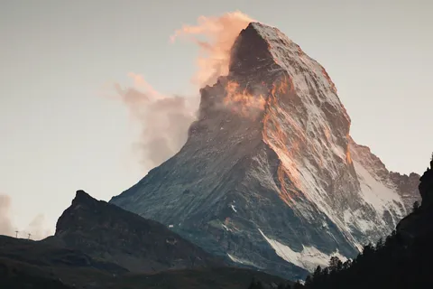 Sunlight setting on Matterhorn in Zermatt, Switzerland. [OC] 1920x1280