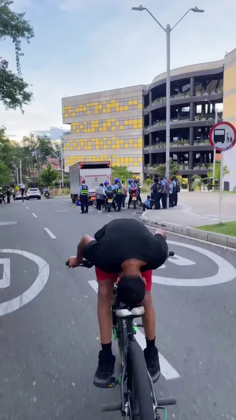 This guy just did this in the middle of operation 🤣