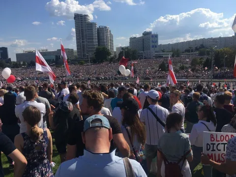 Belarus sees the biggest protest movements in the history of the nation. Several 10 000 people have gathered around the „Hero-City“ memorial in Minsk. They demand the release of all political prisoners and resignation of Lukashenko.