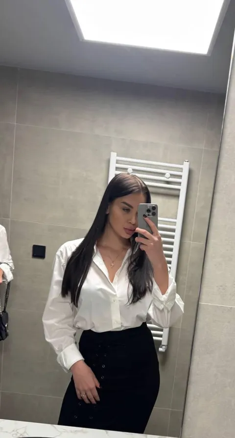 I took a male shirt and wore it like this last night.. Did i pull it off or it’s a big no?🫣