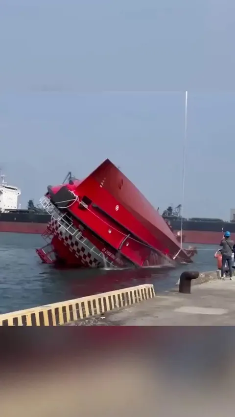 Hong Kong's $16 million Self Righting Firefighting Boat