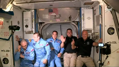 Dragon crew taking a photo at the iss!