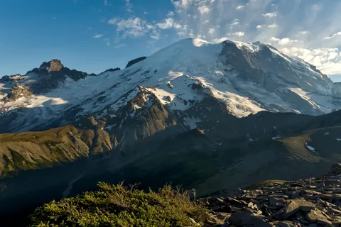 Mount Rainier catching the golden light, Washington [OC][6000x4000]