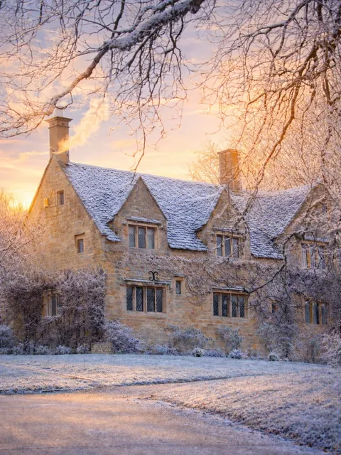 Stone cottage in the Cotswolds village of Saintbury, Gloucestershire, England.