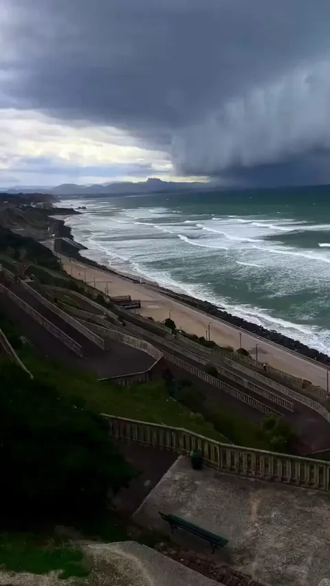 Arrivée de la dépression Kirk sur la Côte Basque ce jour à 17 h (par Marco Urrutia - @MU_RU1)