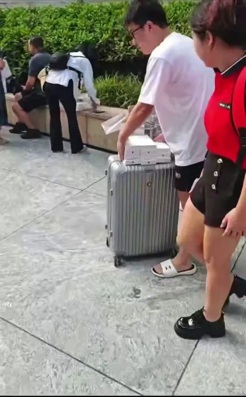 iPhone 17 scalpers in China