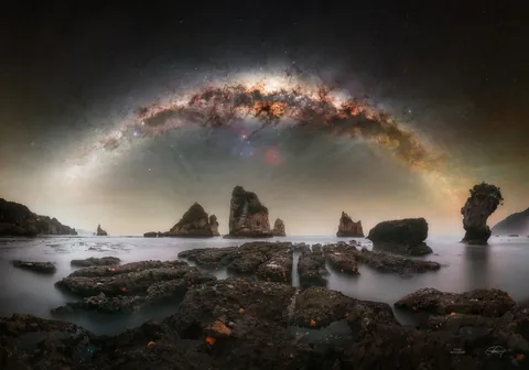 The Milky Way arm setting over a beach on the West Coast, New Zealand [2500 x 1752][OC]