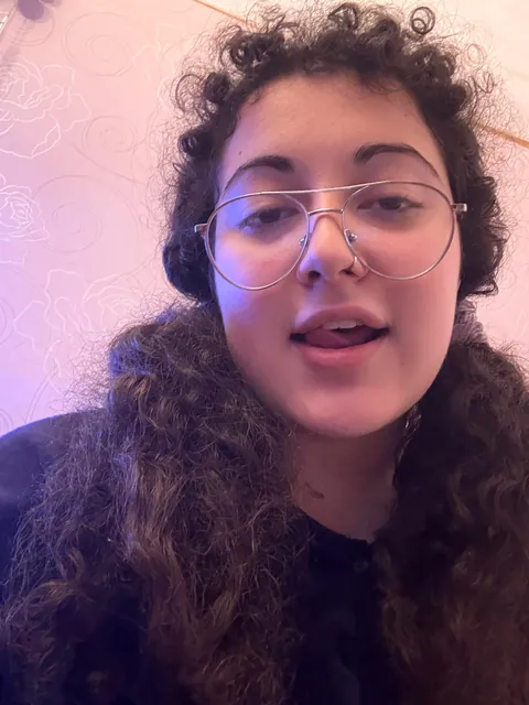 I'm back again lol 20F, still got daddy issues and changed my glasses