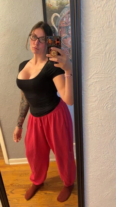 Born in 1999, 1 kid... Am I still hot? 🫣➡️ F27