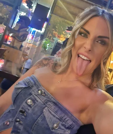 Am I cute? Would you date me? F33