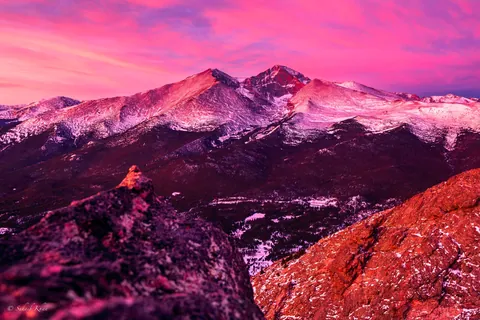 Winter Alpenglow on Longs Peak [2048x1365][OC]